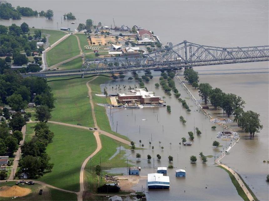 Erstes Fluttor am Mississippi geöffnet Spezialisten der US-Armee ein erstes Fluttor geöffnet. Damit wird ein Teil des Hochwassers im Bundesstaat Louisiana ins Hinterland abgeleitet.