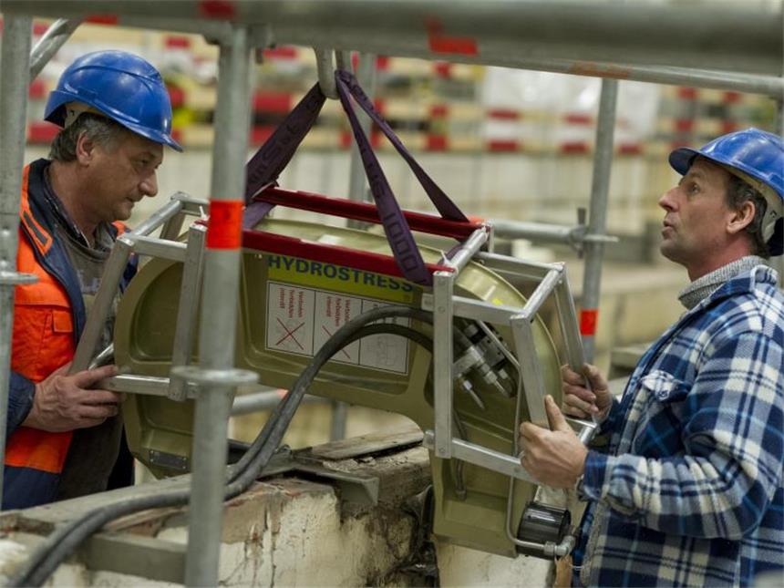 Kosten des Atomausstiegs kommen auf den Prüfstand Spezialisten justieren im ehemaligen Turbinenraum des stillgelegten Kernkraftwerks Obrigheim eine Abbruchmaschine. Foto: Uwe Anspach/Archiv