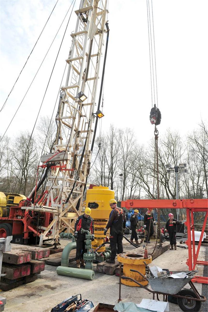Experten rätseln über Ölfund auf Weide Spezialisten untersuchten bereits im März den oberirdischen Verschluss der unterirdischen Ölkkaverne. 400 Meter entfernt wurde jetzt Öl entdeckt.