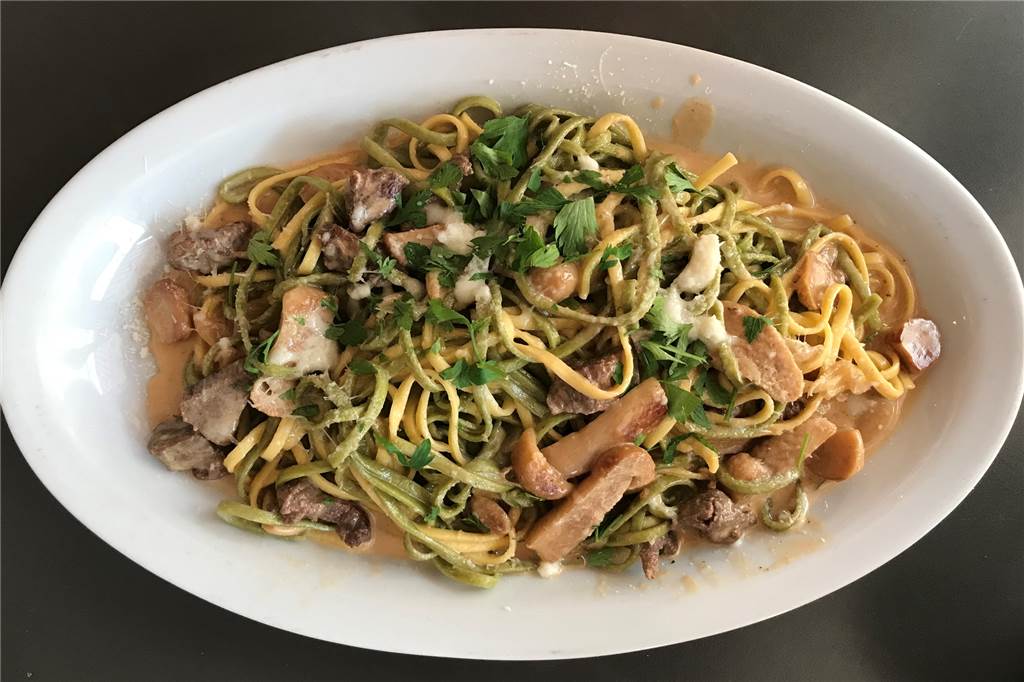 Pizzeria La Piccola: Es kommt nicht immer auf die Größe an Spezialität des Hauses: Frische Pasta mit Rinderfilet und Steinpilzen in Rahmsauce.