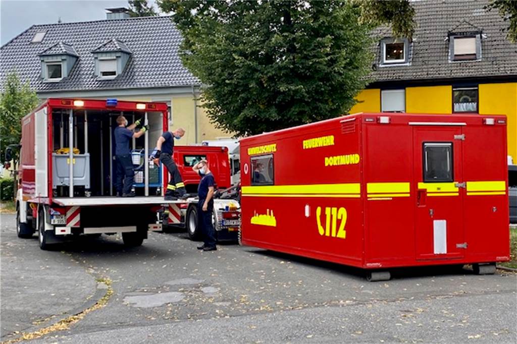 Spezialkräfte der Feuerwehr untersuchen unbekannte Substanzen, die bei der Durchsuchung gefunden worden sind.