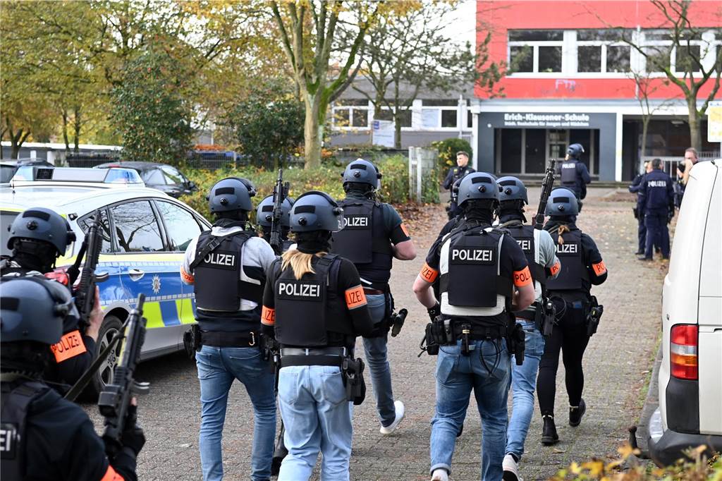 Kriminalitäts-Rückblick: Messerattacken, Bombendrohungen und Amokalarm Spezialkräfte der Polizei hatten nach einer Amokdrohung an der Neuen Schule Dorsten die Gebäude evakuiert.
