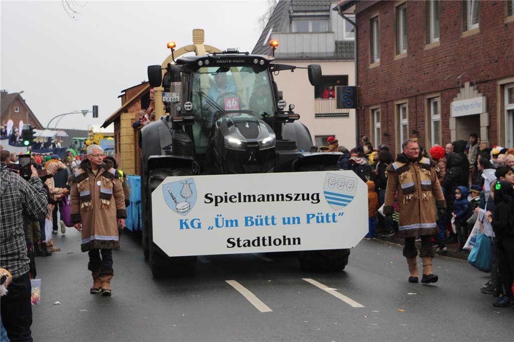 Stadtlohn schunkelt mit dem Spielmannszug beim Zug ohne Bremse Speziell auf der Graben- und Burgstraße war es richtig voll. Treckerfahrer Christian Menkehorst steuerte den Wagen ruhig und gekonnt, unterstützt vom „Sicherheitspersonal“.