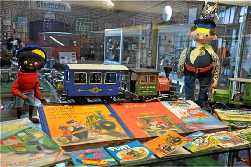 Speziell für Kinder gibt es im Museum eine Vitrine voll mit Kinderbüchern und Puppen von Jim Knopf und Lukas, dem Lokomotivführer.