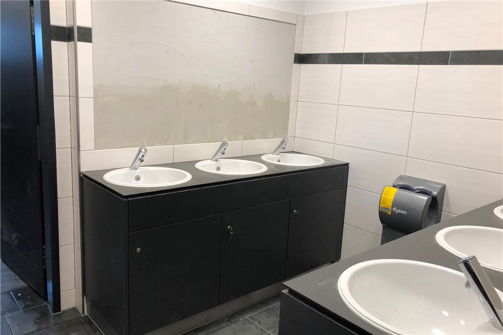 Stadthalle in Olfen: Die Bauarbeiten biegen auf die Zielgerade ein Spiegel fehlen noch, aber die Toilettenanlagen sind weitgehend fertig. Dank eines kleinen Anbaus gibt es nun viel mehr Toiletten für Männer wie für Frauen in der Stadthalle.