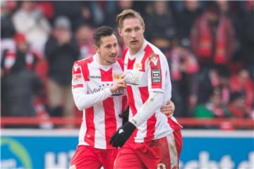 Spiel gedreht: Unions Torschützen Steven Skrzybski (l) und Sebastian Polter. Foto: Annegret Hilse