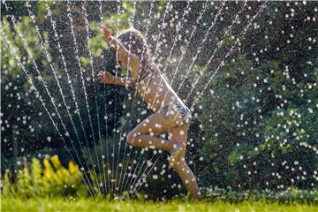 „Spiel nicht mit dem Rasensprenger!“ Im Gespräch mit kleinen Kindern sollte man Verneinungen vermeiden. Foto: Oliver Dietze