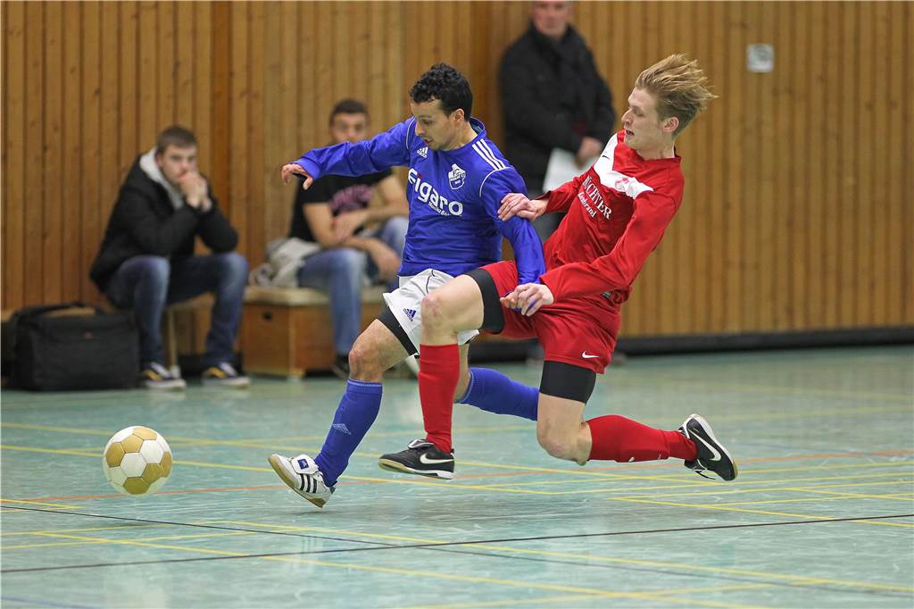 Spiel um Platz drei: Merklindes Sebastian Scheuer setzt zur Grätsche gegen einen Frohlinder an.