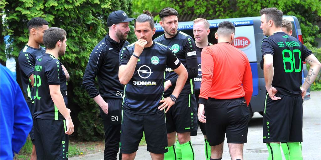 Nach Spielabbruch auf ein Neues: SG Massen verteidigt seinen guten Ruf beim VfL Schwerte Spielabbruch in Schwerte: Schiedsrichter Meik Jahr - hier mit den Massener Spielern - konnte die Partie am 1. Mai nach der Pause nicht fortsetzen.
