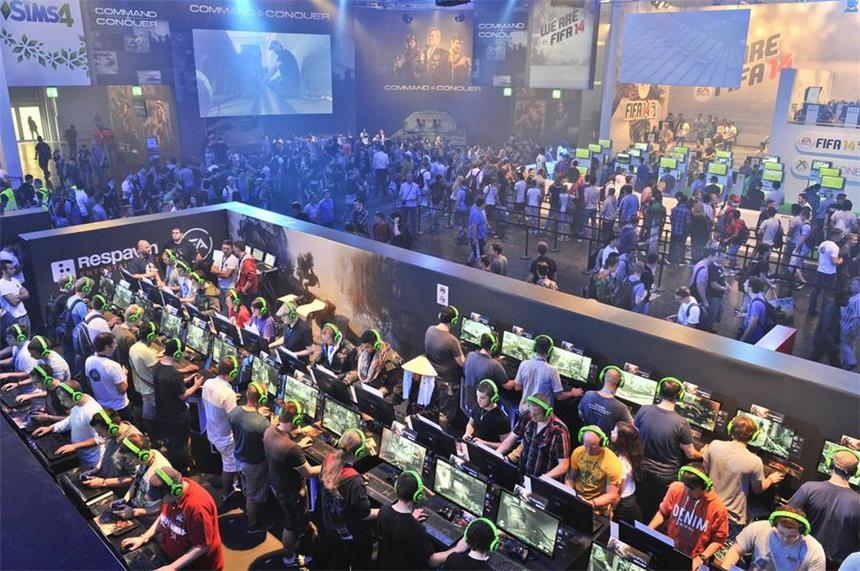 Spiele und Spieler: Gamescom platzt aus allen Nähten Spiele testen, Spiele spielen, Spieler sein: Die Gamescom in Köln lockt auch dieses Jahr wieder Hunderttausende Spiele in die Messehallen.