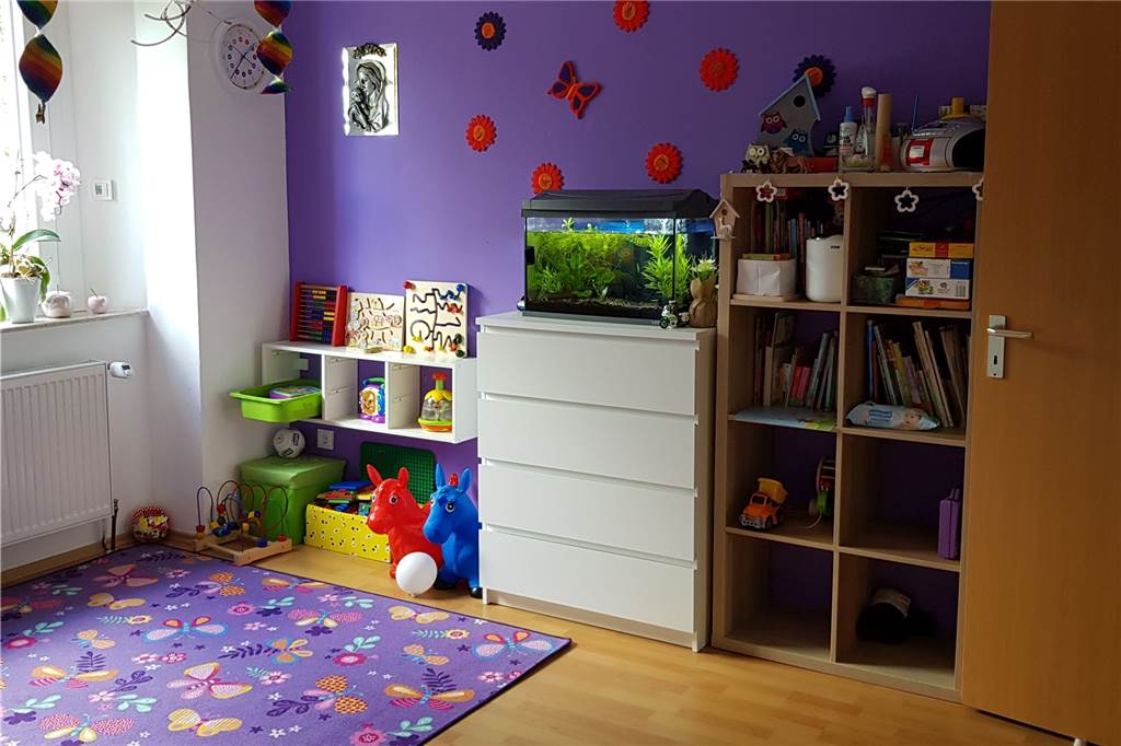 Corona fordert Tagesmütter: „Ich kann die Kinder ja nicht einsperren“ Spielen dürfen die Kinder im Spielzimmer noch immer, allerdings gibt es weniger Spielzeug. Es muss mehrmals täglich desinfiziert werden.