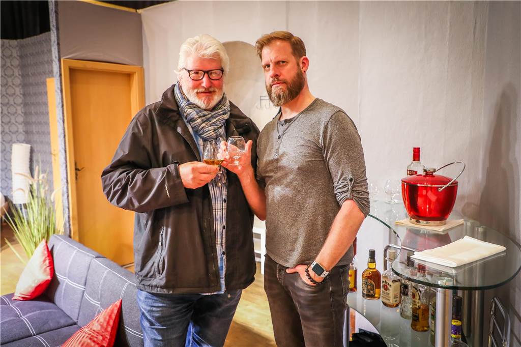 So lernen Huckarder Schauspieler kurz vor der Premiere ihren Text mit dem Handy Spielen Harriets Liebhaber und sind - ohne es zu wissen - Rivalen: Ralf Sollmann (l.) und Sascha Lorei.