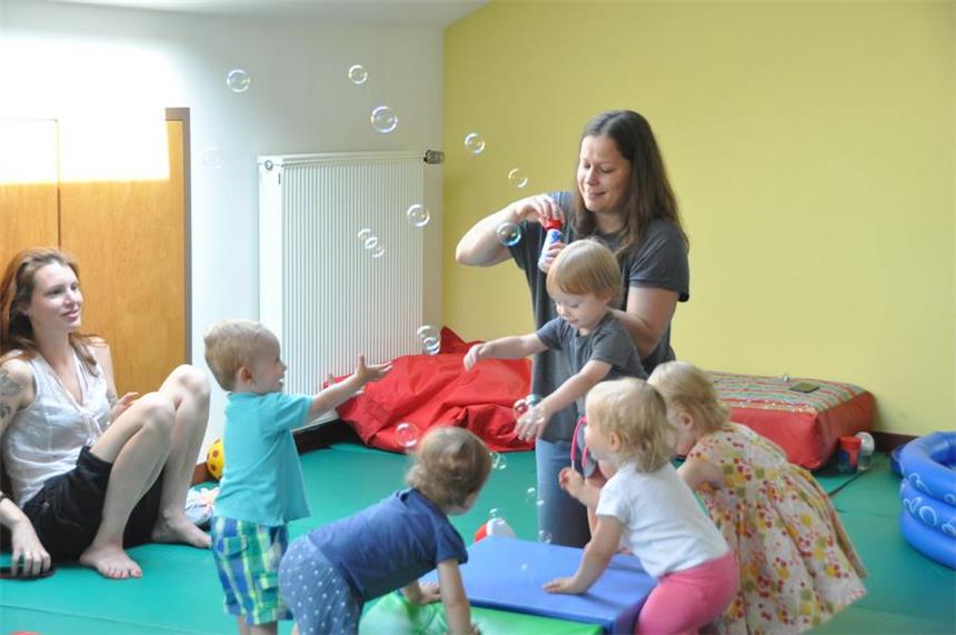 Spielen, toben und singen steht auf dem Plan bei den Kidix-Kursen der Familienbildungsstätte. Im Bällebad oder in einem Tunnel können sie dabei viel experimentieren und kleine Abenteuer erleben. Gut für die Kinder: „Die meisten Kinder finden das toll und machen schön mit.“, erzählt die Kursleiterin Sandra Horstmeier.