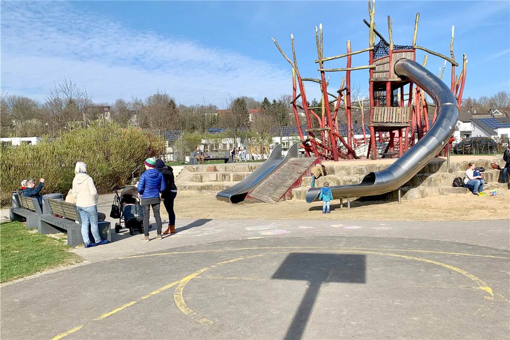 Ferienatmosphäre am Phoenix-See: Gut gefüllte Cafés und Kinder auf Spielplätzen Spielende Kinder. Diese Bilder wird hier es zunächst bis Ende April nicht mehr geben.