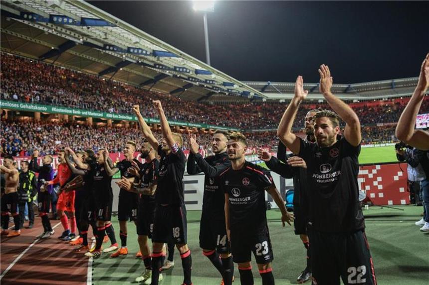 Nürnberger Vorglühen vor Aufstiegssause Spieler des 1. FC Nürnberg lassen sich von ihren Fans feiern. Foto: Nicolas Armer