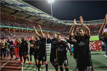 Spieler des 1. FC Nürnberg lassen sich von ihren Fans feiern. Foto: Nicolas Armer