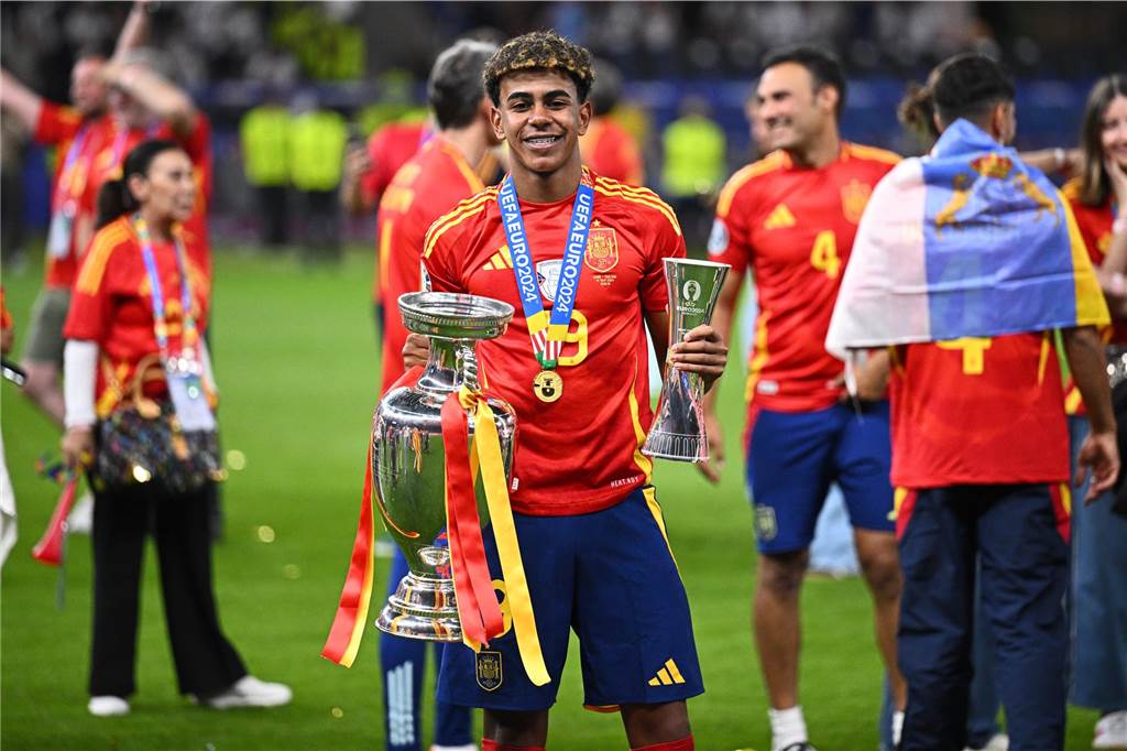 Jetzt fix: Ex-Schalke-Kapitän trainiert Euro-Helden Fußball, UEFA Euro 2024, EM, Finale, Spanien - England, Olympiastadion Berlin, Spaniens Lamine Yamal jubelt mit der Trophäe und der Auszeichnung als bester Jungspieler nach dem Sieg im Finale. +++ dpa-Bildfunk +++