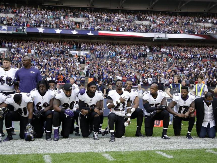 US-Sportler kontern Trump-Kritik - LeBron James: "Penner" Spieler des Football-Teams Baltimore Ravens knien in London während der US-Nationalhymne aus Protest auf dem Rasen. Foto: Matt Dunham