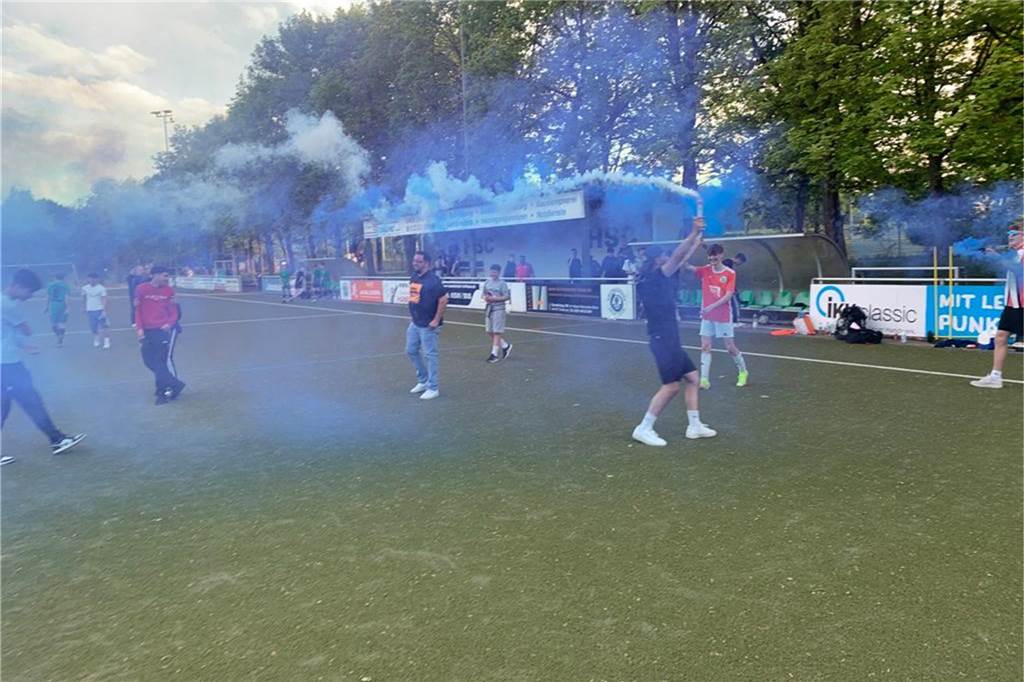Holzwickedes U17 feiert Kreisliga-Meisterschaft: Jetzt soll der Aufstieg in die Bezirksliga her! Spieler und Anhänger der Holzwickeder feierten den Titelgewinn mit Rauch in den Vereinsfarben.