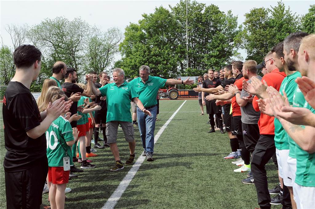 Abschied zweier Urgesteine der SG Eintracht Ergste: „Mir sind die Tränen gekommen“ Spieler und Einlaufkinder der SG Eintracht Ergste standen für „Fanta“ Harde (li.) und Ulli Schulte Spalier.