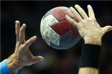 Spieler versuchen an den Ball zu kommen. Foto: Jens Wolf/Archiv