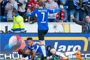 Spieler von Arminia Bielefeld während eines Spiels. Foto: Guido Kirchner/Archiv