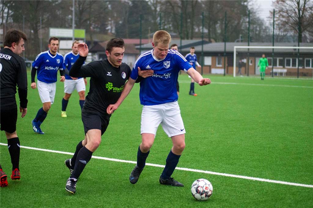 DJK BW Lavesum kämpft um den Klassenerhalt: Kleiner Kader bereitet Kopfzerbrechen Jonathan Schlüter (r.) behauptet den Ball.