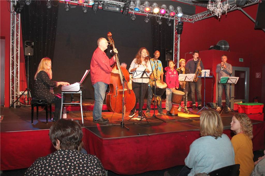 Spielerisch bringen Uli Bär (2.v.l.) und seine Band Kindern und Eltern den Jazz näher.