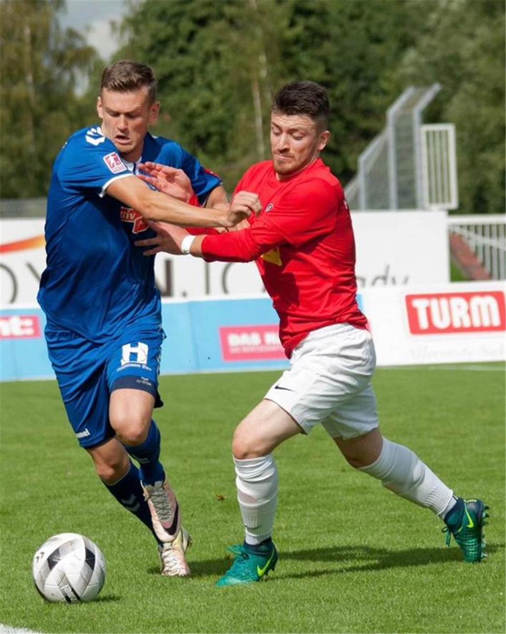 Neuer Trainer von K.F. Sharri heiß auf Topspiel: Besmir Rada stört seinen Gegenspieler.