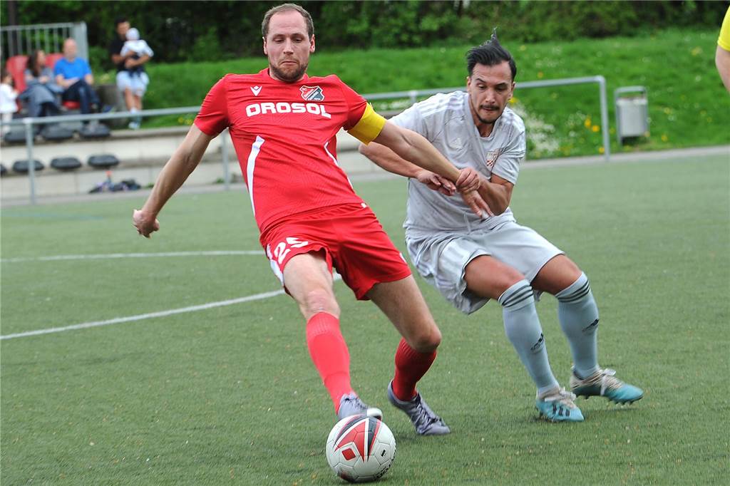 Nur ein Abgang beim SC Berchum/Garenfeld: Auf der Trainerposition gibt es eine Wunschlösung Spielertrainer Christian Deuerling spitzelt den Ball
