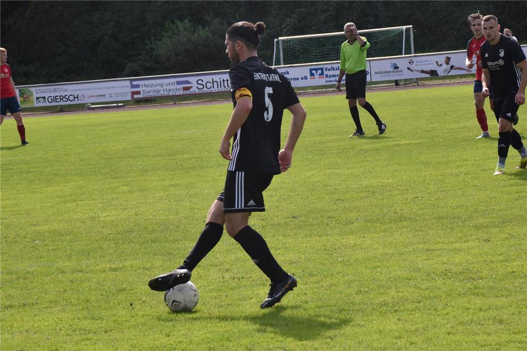 Eintraacht Werne siegt deutlich gegen SVE Heessen II: Diskussion wegen kuriosem Platzverweis Spielertrainer Enes Akyüz sah nach seiner Auswechslung die Rote Karte.