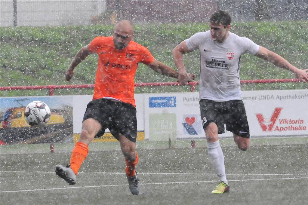 Spielgemeinschaft verliert Premiere - nur ein Sieg für Bezirksliga-Trio Spielertrainer Ilker Bahcecioglu (l.) und seine SG Viktoria/Sportfreunde Habinghorst II setzten sich im Starkregen in Ickern gegen den SuS Wilhelmshöhe II mit 9:0 durch.