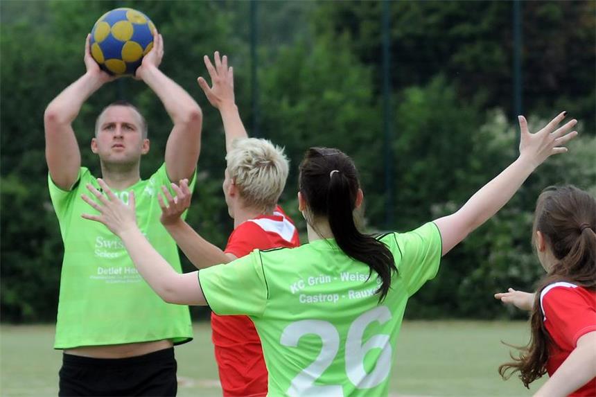 Reformen in den obersten deutschen Spielklassen Spielertrainer Marcel Balzuweit (am Ball) und sein KC Grün-Weiß (hier gegen den Schweriner KC 2) haben am Sonntag am Grafweg den Verbandsliga-Meistertitel gewonnen.