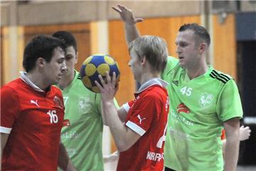 Spielertrainer Marcel Balzuweit (rechts) und sein KC Grün-Weiß unterlagen dem Schweriner KC (links, mit Lukas Witthaus) mit 14:23.