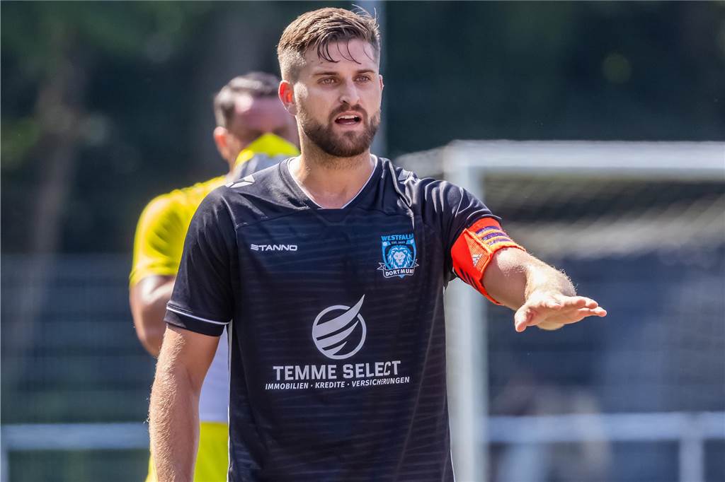 Westfalia Dortmund vor Gipfeltreff mit K.F. Sharri: Maurice Temme hebt den linken Arm.