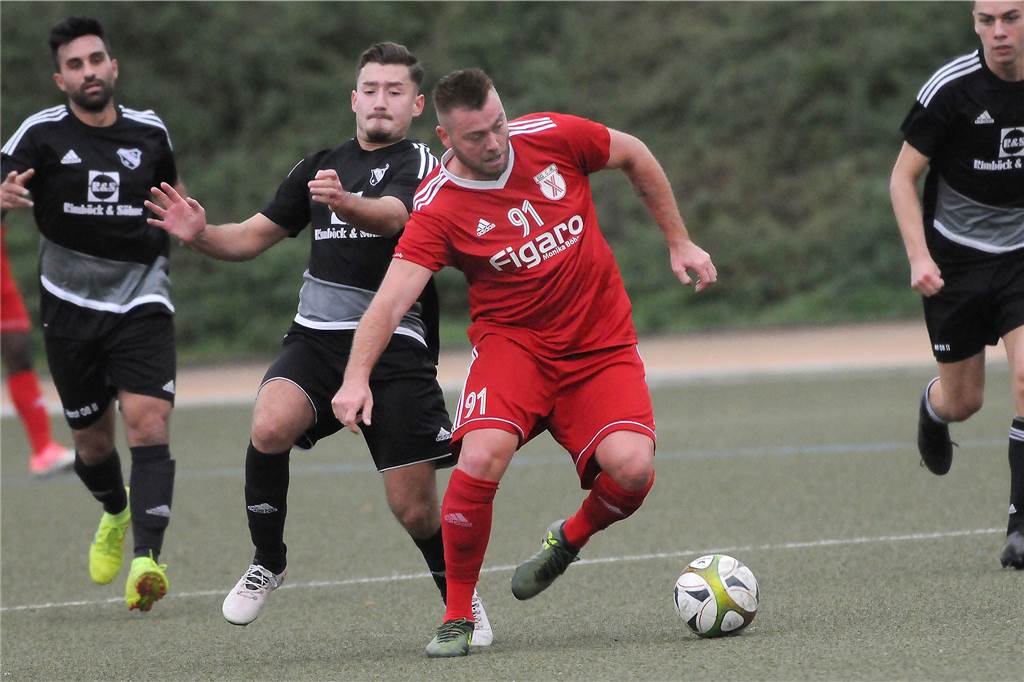 SG Castrop schießt sich gegen den SV Horst-Emscher II den Frust von der Seele Spielertrainer Tino Westphal (rotes Trikot) schaltete und waltete im Zentrum der Castroper.