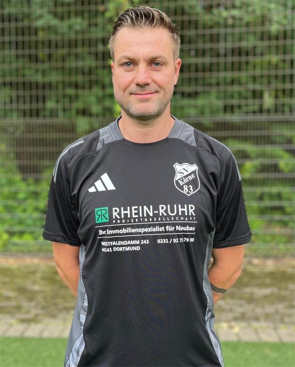 SV Körne kämpft um den Klassenerhalt: Spielertrainer Viktor Pusch lässt sich fotografieren.