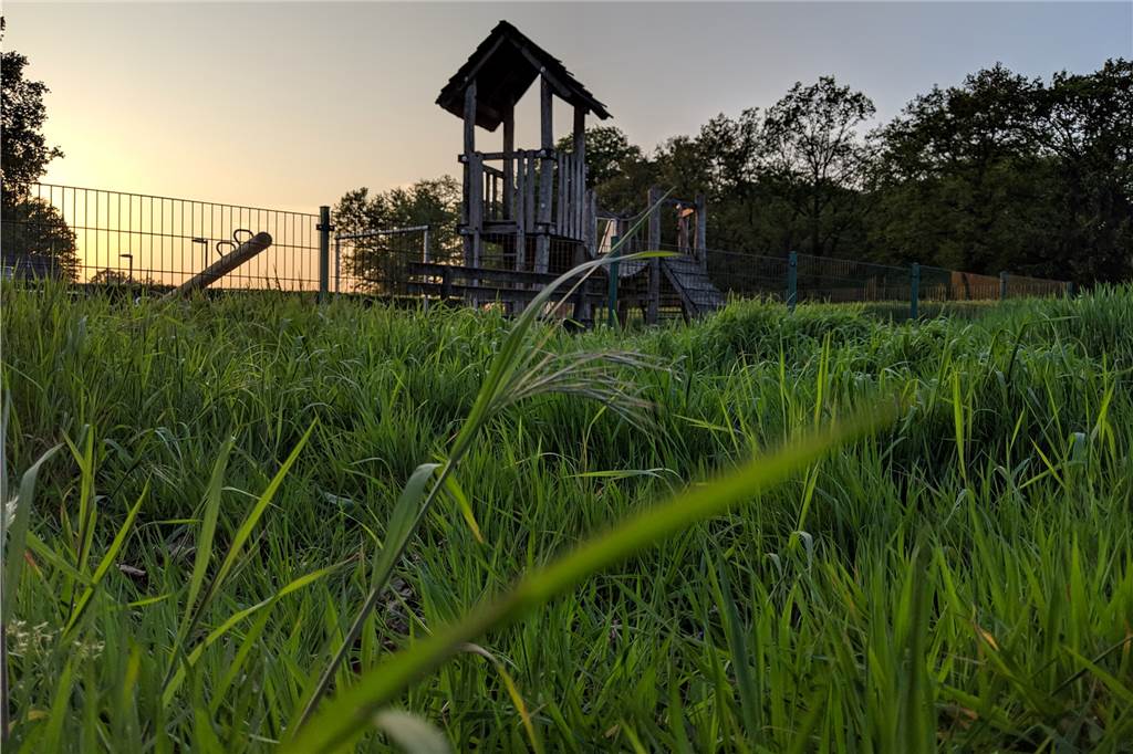Spitze für Familien, aber der Verkehr stört Spielfläche für Kinder im Grünen, die von den Vereinen im Schuss gehalten wird. Der Spielplatz zeigt, was in Ahle gut läuft.