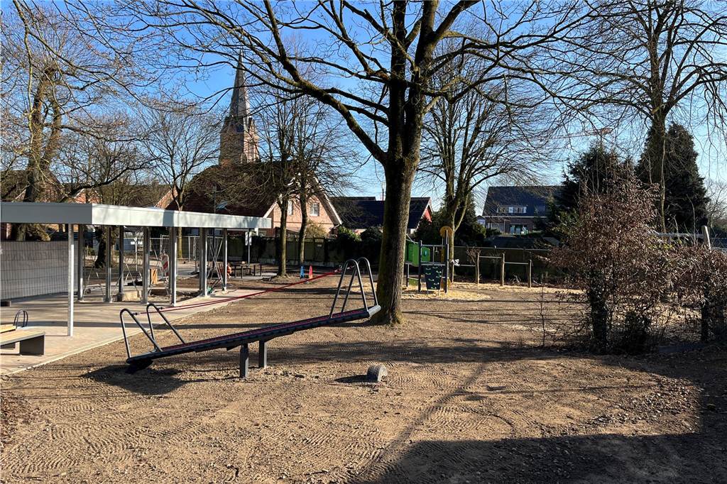 Femeichenpark so gut wie fertig - Eröffnungstermin geplant Spielgeräte wurden bereits aufgestellt, aber am Toilettenhäuschen im Femeichenpark wartet noch einiges an Arbeit.