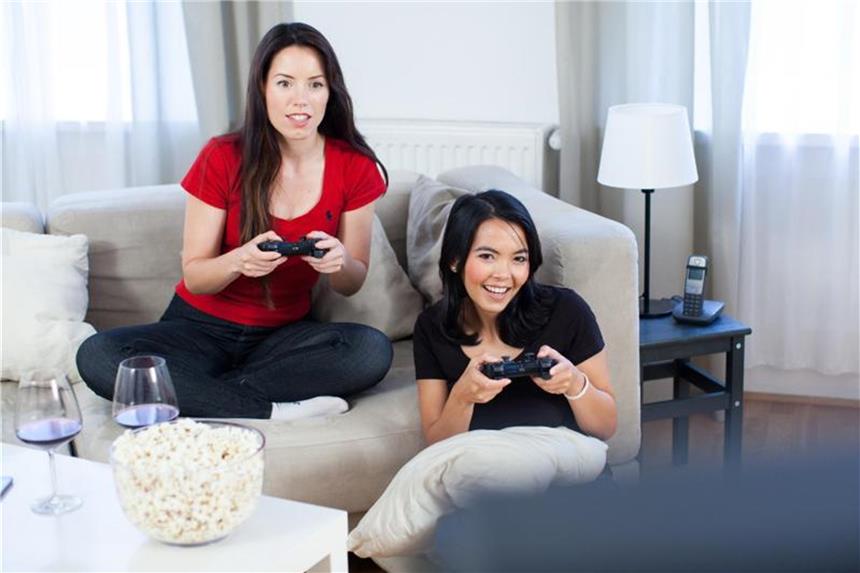 Führende Spielkonsolen im Vergleich Spielkonsolen lassen sich einfach einrichten und erfordern kein großes Hardwarebasteln. Wer sich für ein Modell entscheidet, legt sich aber auch auf gewisse Spiele und Onlinedienste fest. Foto: Christin Klose
