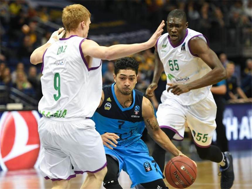 ALBA verliert in Malaga und scheidet aus dem Eurocup aus Spielmacher Peyton Siva (M.) schied mit ALBA in Malaga aus. Foto: Soeren Stache