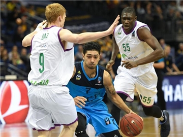 Spielmacher Peyton Siva (M.) schied mit ALBA in Malaga aus. Foto: Soeren Stache
