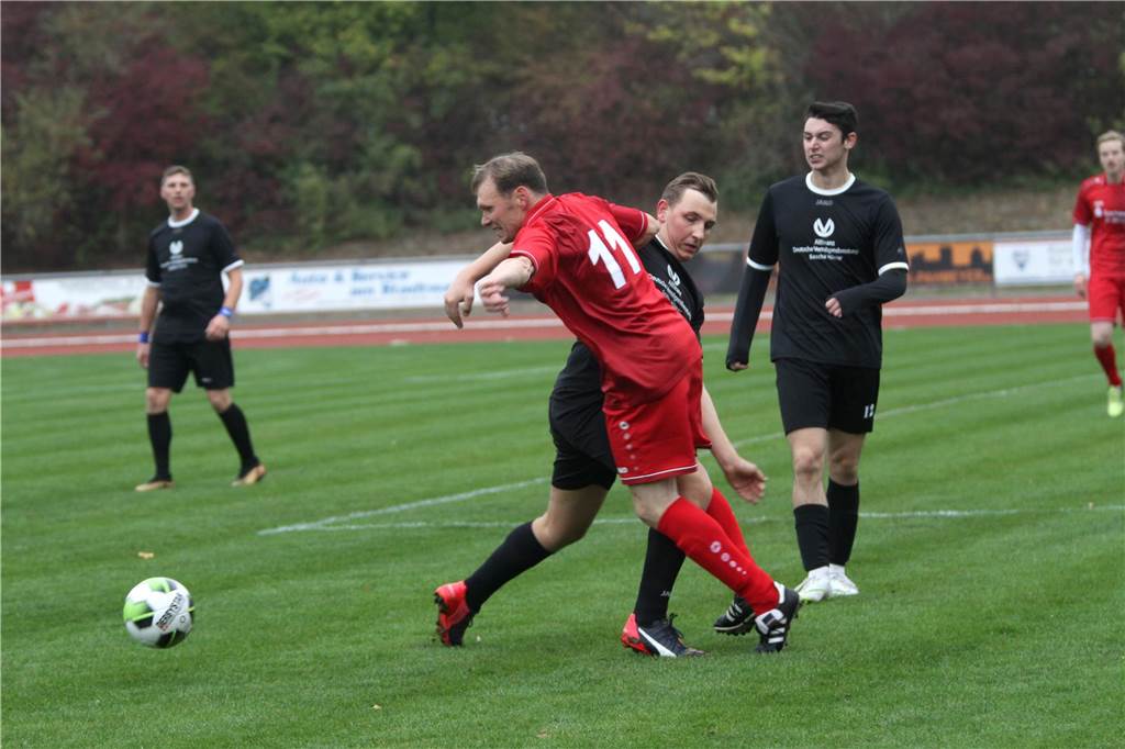 Spielszene mit Bürgermeister-Beteiligung: Lothar Christ (rotes Trikot) im Zweikampf mit einem Schausteller.