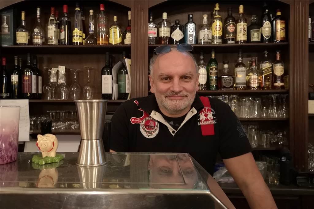Zu Besuch bei den Münchner Borussen: So fühlt es sich an, als BVB-Fan in München zu leben Spielt der BVB in München wird Wirt Dimo Katsikas sein Poloshirt gegen ein Bayern-Trikot tauschen.