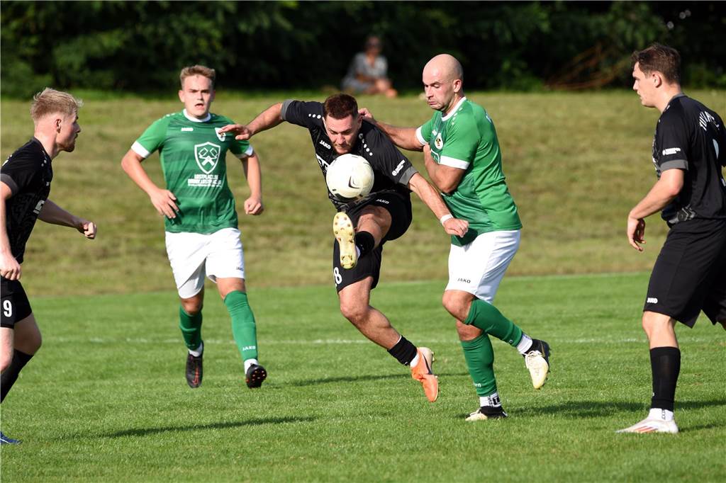 Spielt eine gute Saison mit dem TuS Gahlen: Janik Tönnes (am Ball).