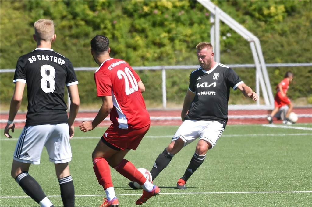 Castrop-Rauxeler Coach spielte einst für DFB-Team in Südafrika: Heute freut machen ihm Kreisliga-Einsätze Spaß Spielt für die SG auch selbst mit: Tino Westphal (am Ball).