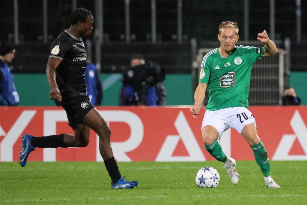 Spielt seit Oktober 2023 für den FC Homburg: Max Jansen (r.), hier im DFB-Pokal gegen die Spvgg. Greuther Fürth.