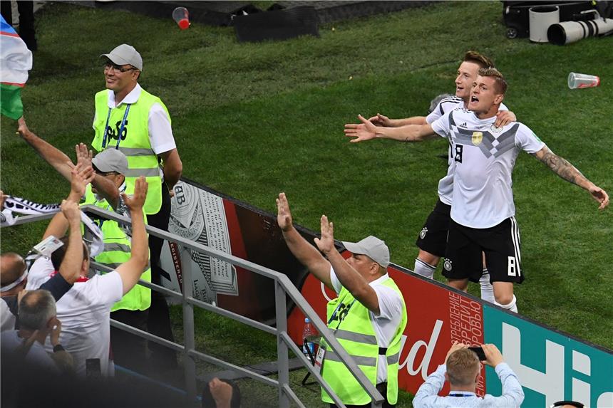 WM-Wahnsinn in Sotschi! Toni Kroos rettet das DFB-Team Spielte schwach gegen Schweden, avancierte aber zum Matchwinner: Toni Kroos.