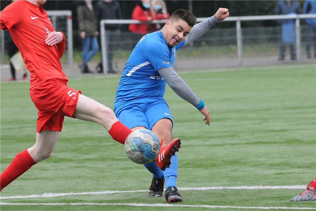 Frohlinder Fußballer heuert überraschend beim VfB Habinghorst an Spielte zuletzt beim FC Frohlinde II: Ilias Homann (beim Schuss).