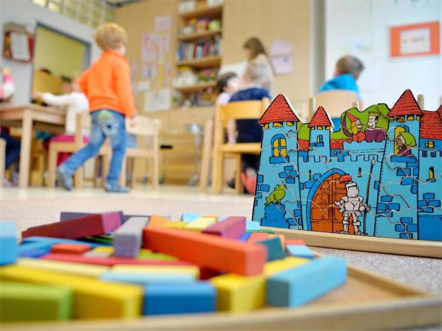 Zahl der Kleinkinder in Tagesbetreuung gestiegen Spielzeug liegt in einer Kindertagesstätte auf dem Boden. Foto: Monika Skolimowska/Illustration